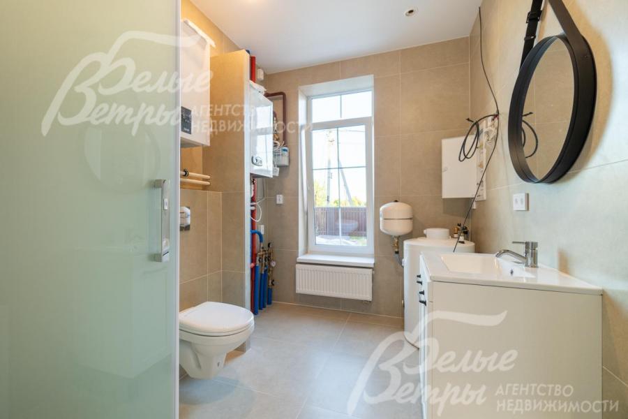 Санузел с душем на первом этаже