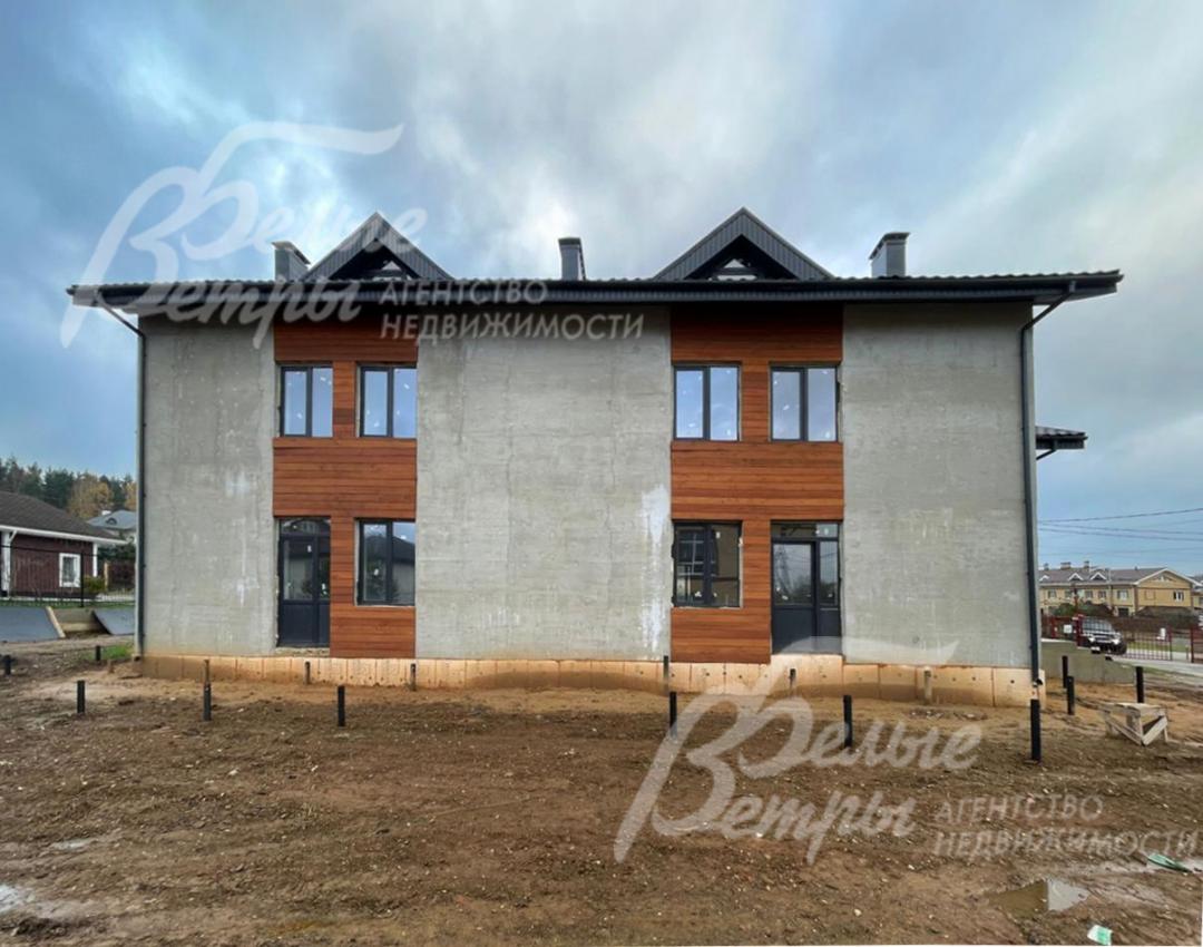 Фасад дома облицован штукатуркой и планкеном из лиственницы