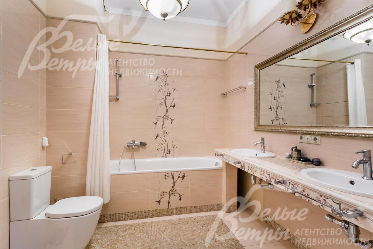 Санузел с ванной при главной спальне