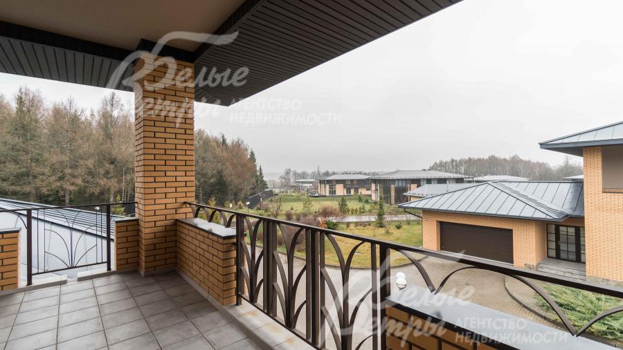 Вид с балкона на лес и поселок