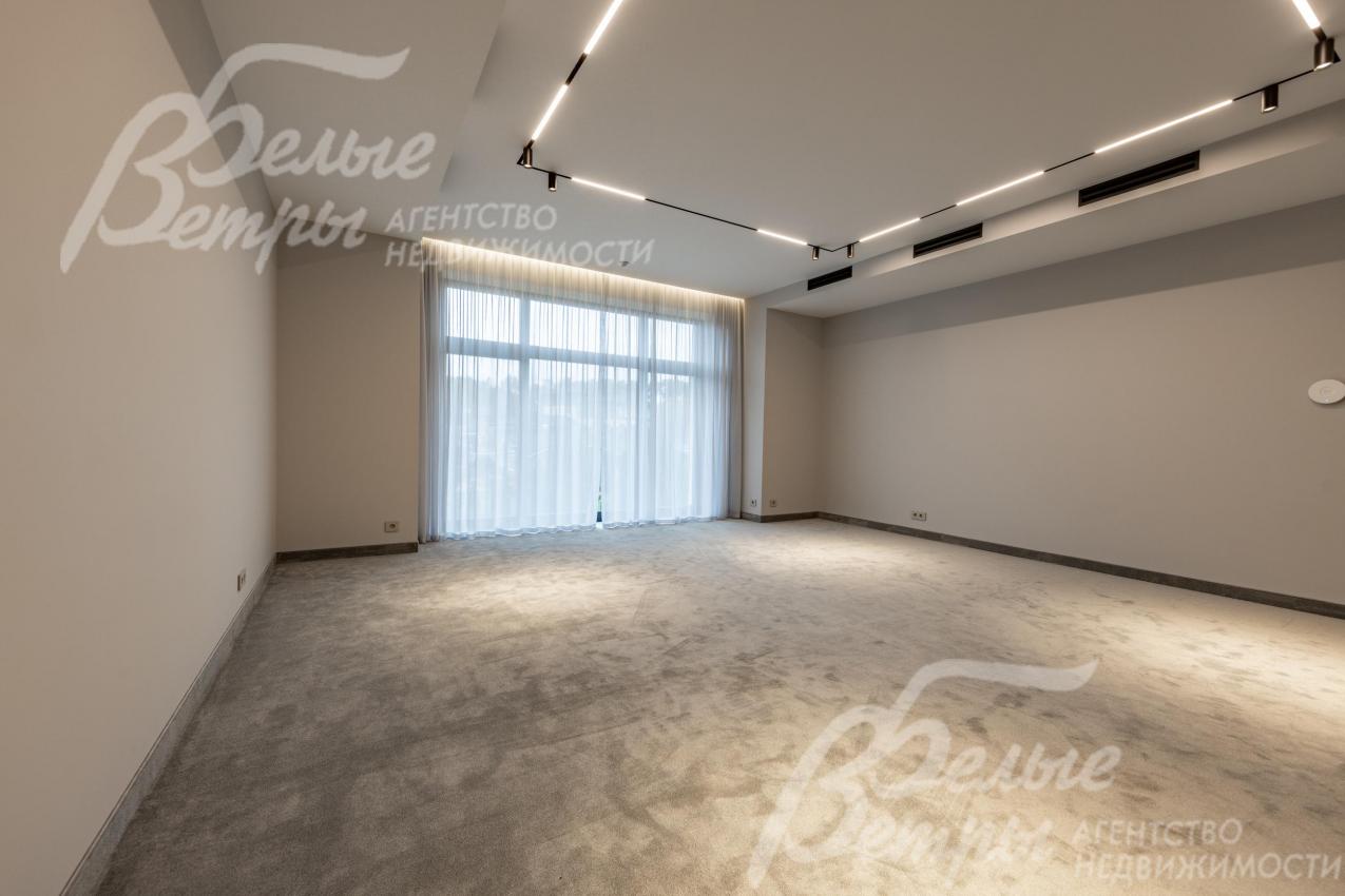 Игровая комната с ковровым покрытием на 2-м этаже