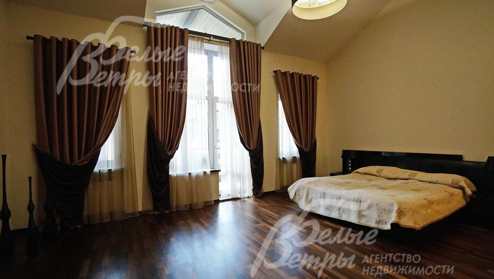 Спальня 30 кв.м с выходом на балкон на 3-ем этаже