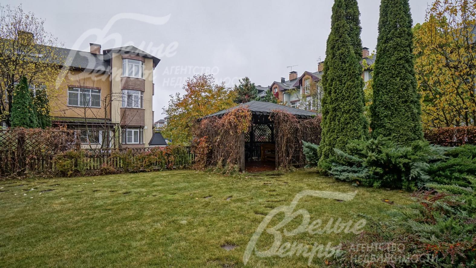 Выход на участок 5 соток с крытой беседкой