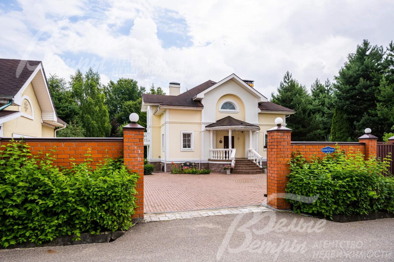 По всему периметру капитальный забор высотой от 2.3 до 3 м