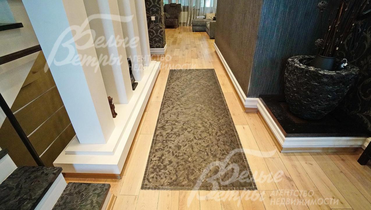 На полу паркетная доска (мербау, дуб) и мрамор