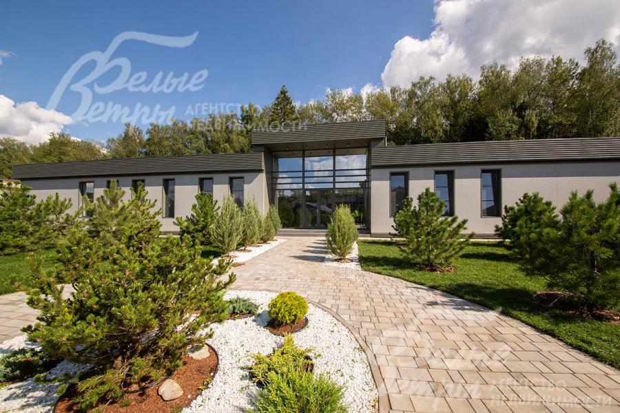 В доме много света за счёт большой площади остекления