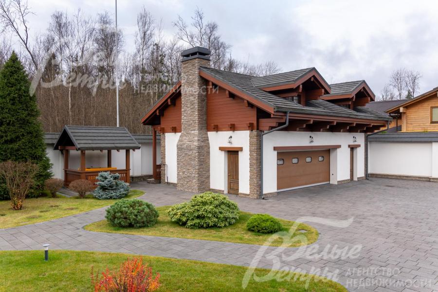 Во вспомогательном доме есть гостевая квартира (на втором этаже) и квартира для персонала (на цокольном этаже)