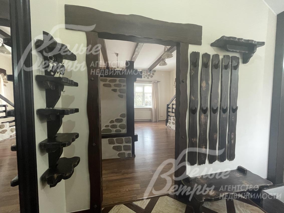 Вход в дом декорирован элементами из дерева