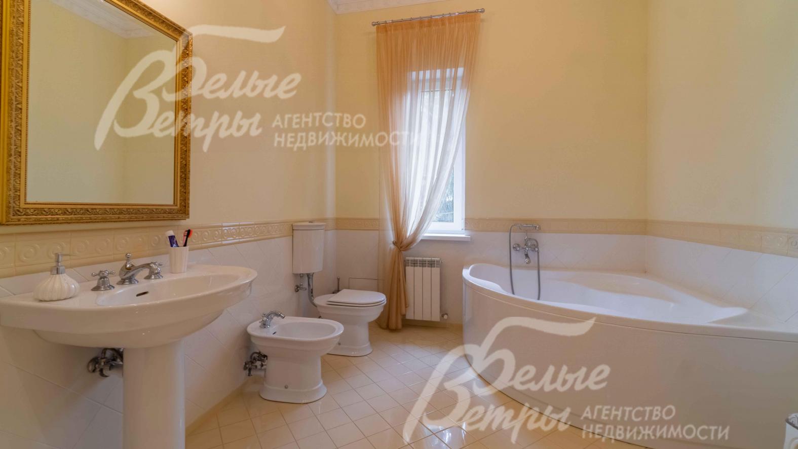 Санузел с ванной в главной спальне