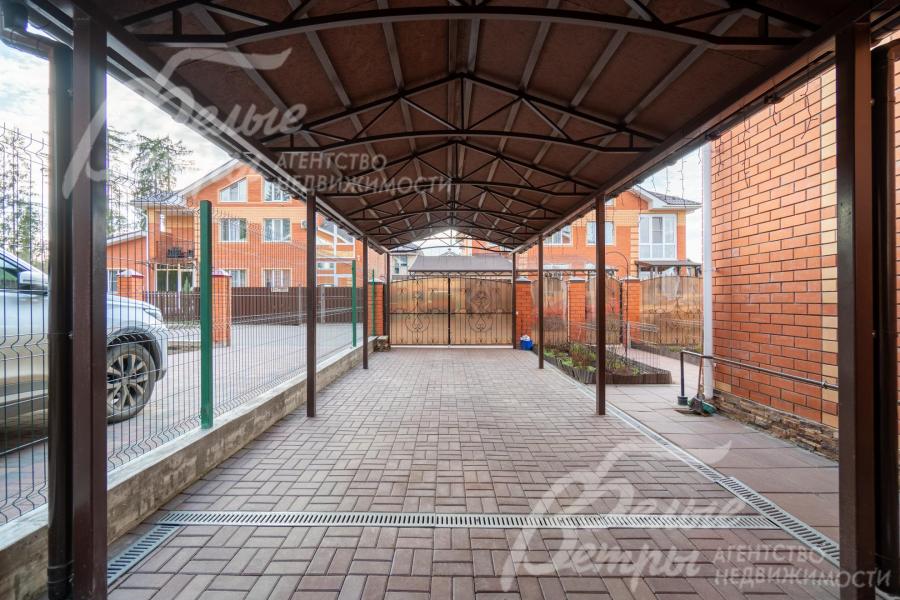 На участке есть навес (с хозблоком и бетонным погребом) 