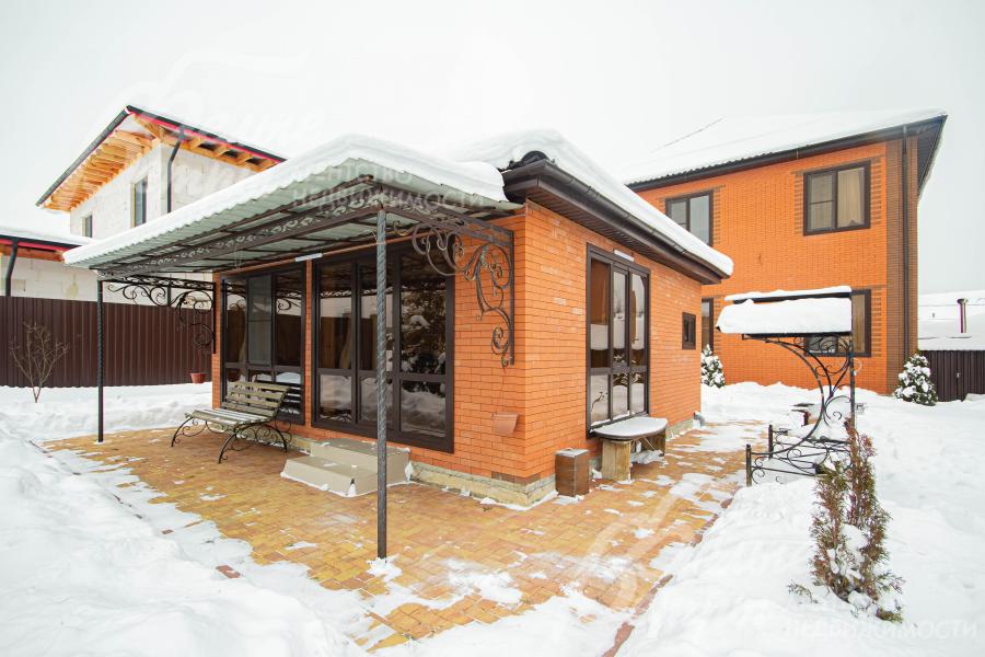 Баня в стиле дома с навесом 