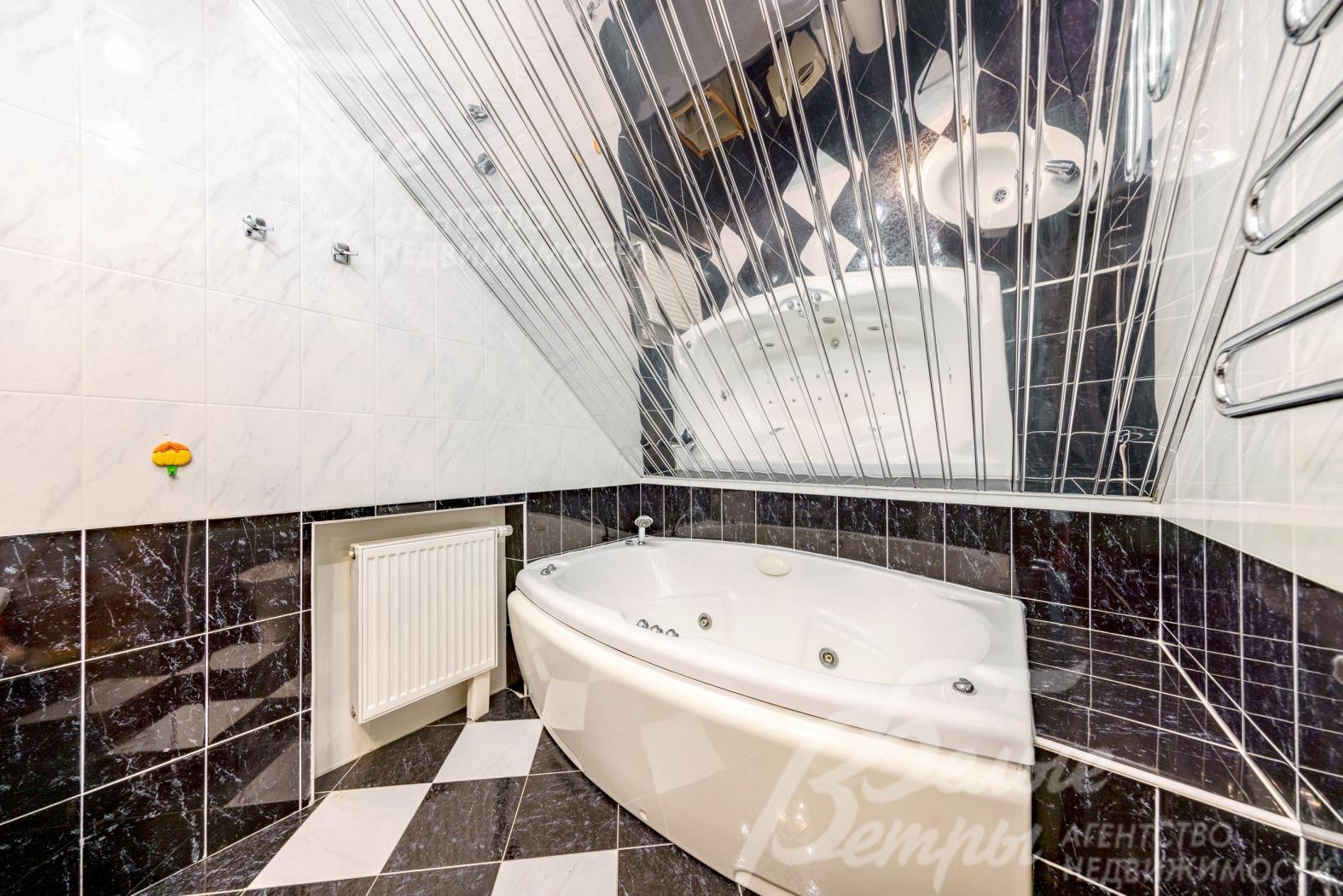 В санузле на втором этаже - ванна с гидромассажем и зеркальный потолок