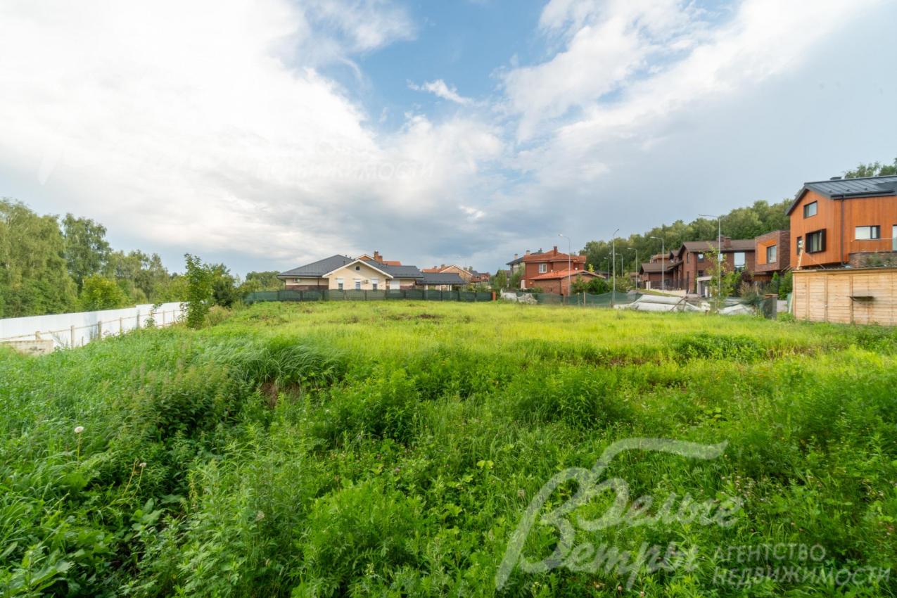 Просторная территория участка предоставляет широкие возможности для реализации ландшафтных идей и возведения дополнительных построек