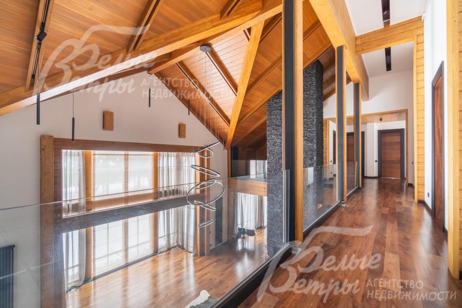 Холл второго этажа над гостиной со вторым светом: отделка подчёркивает природную тематику интерьера