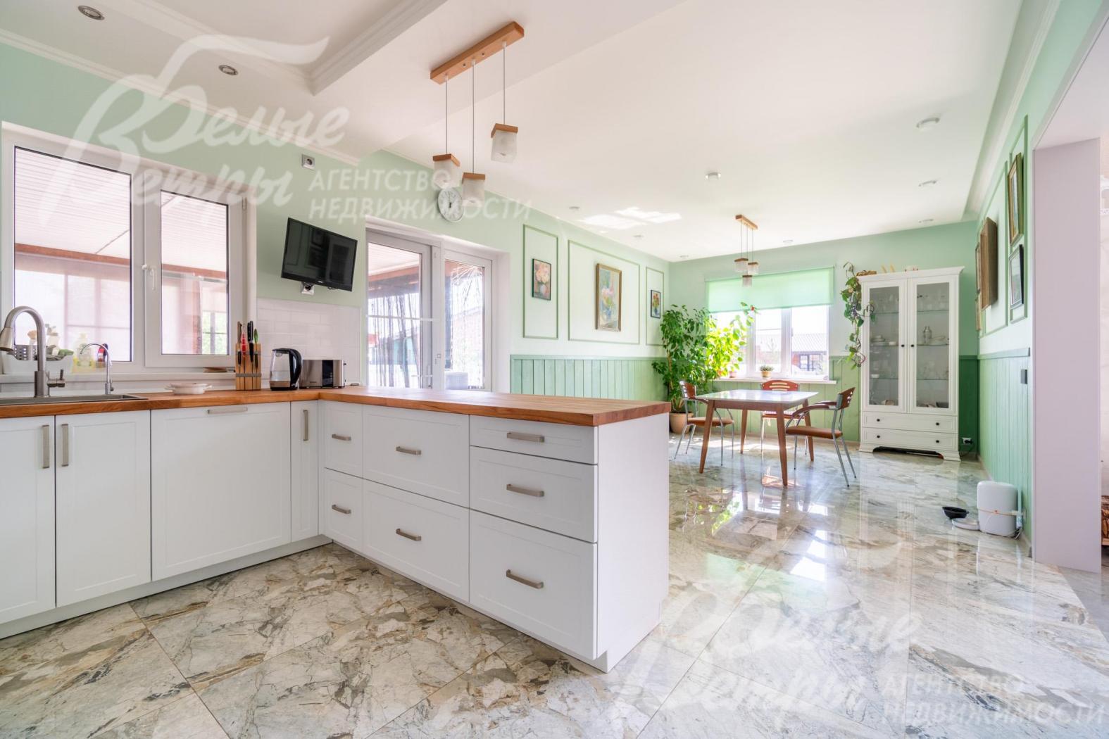 Кухня полностью укомплектована бытовой техникой