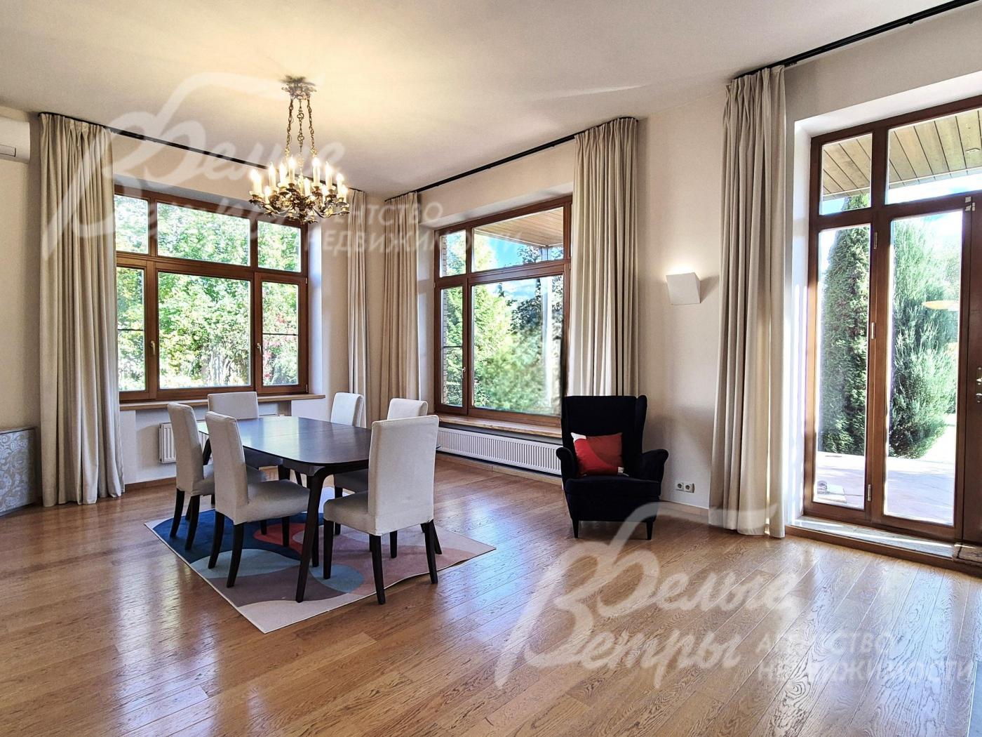 Столовая группа на 6 персон.