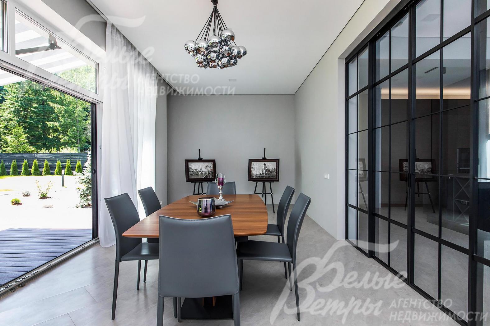 Столовая зона с панорамным остеклением и выходом на террасу