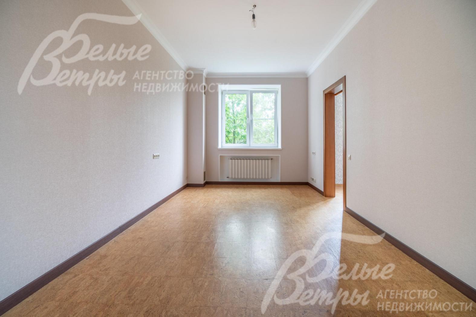 Холл на втором этаже с пробковым напольным покрытием