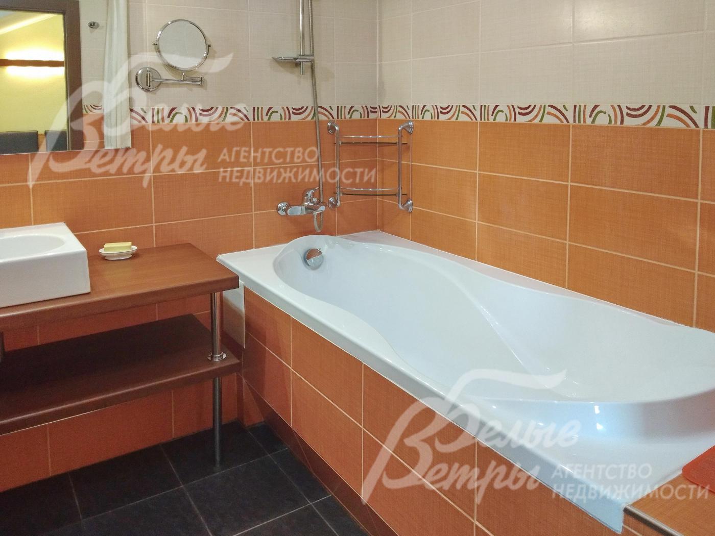 Санузел с ванной в главной спальне