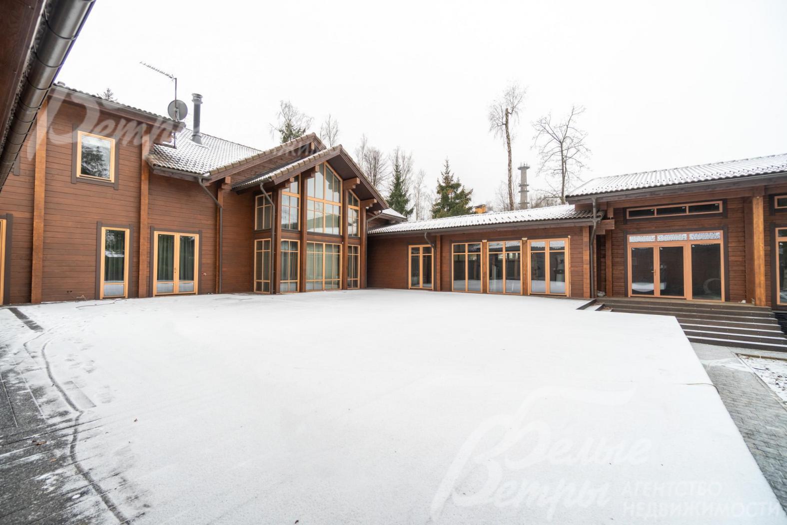 Перед домом - большая ровная площадка, на которой можно организовать дополнительную зону отдыха, построить детскую площадку или беседку