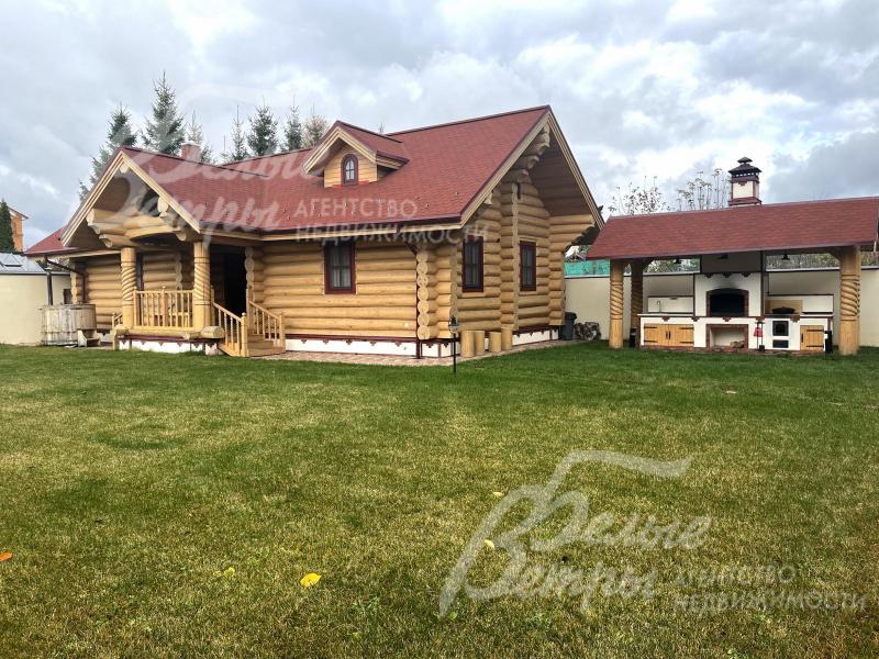 Ландшафтная композиция дополнена идеальным газоном