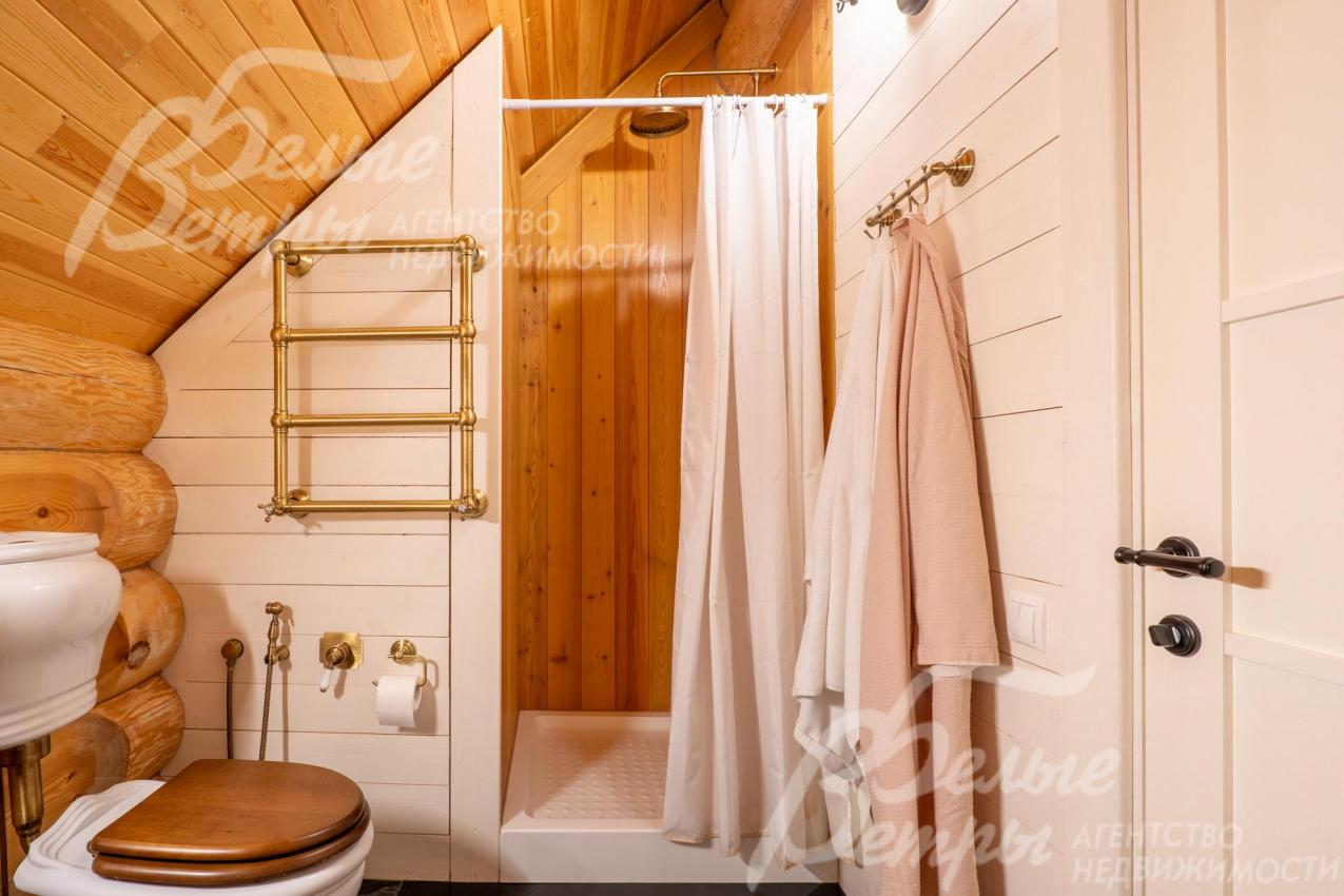 В санузлах удобно размещена полотенцесушители, крючки для текстиля 