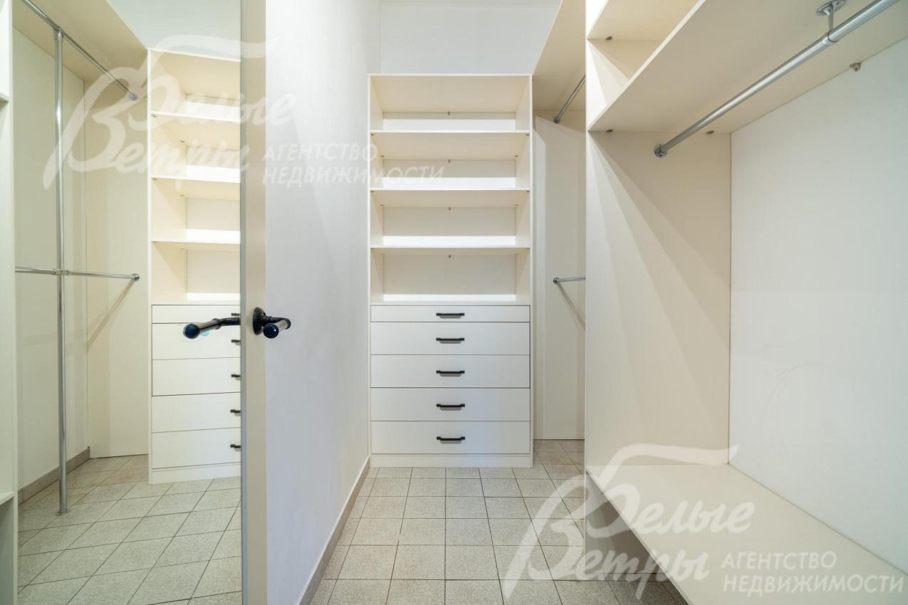 На первом этаже находится гардеробная с удобной системой хранения