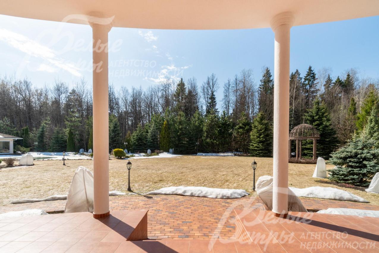 На участке выполнен комплексный дорогостоящий парковый ландшафт