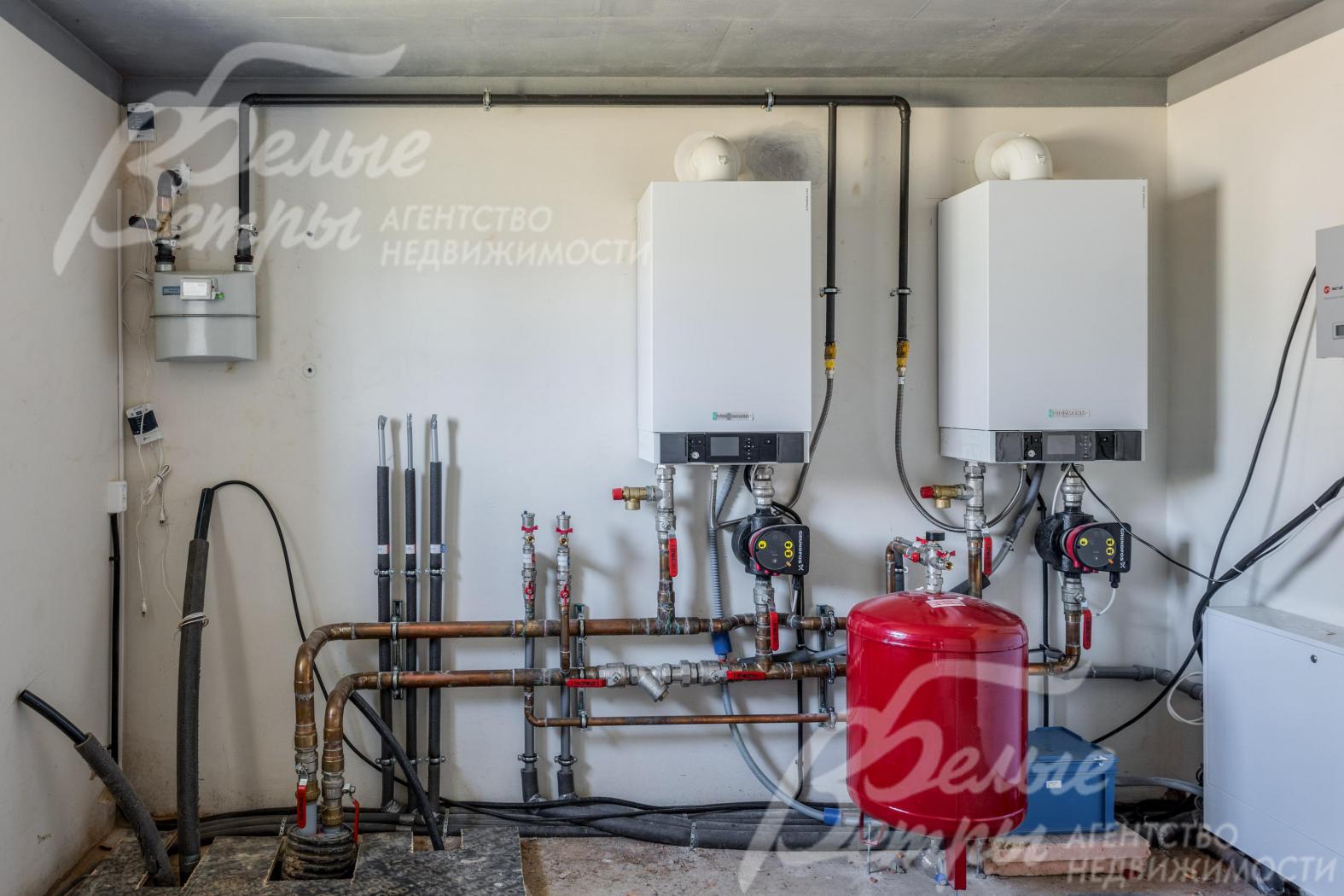 Котельная в гараже оборудованная котлами с подключенным газом
