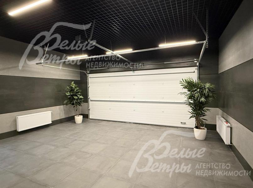 Гараж на первом этаже дома рассчитан на 2 автомобиля