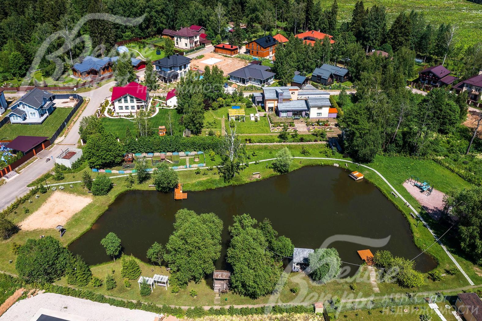 Озеро в поселке