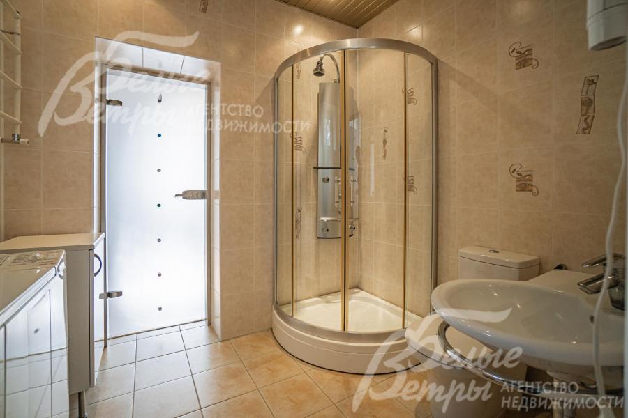 Санузел между спальнями на первом этаже