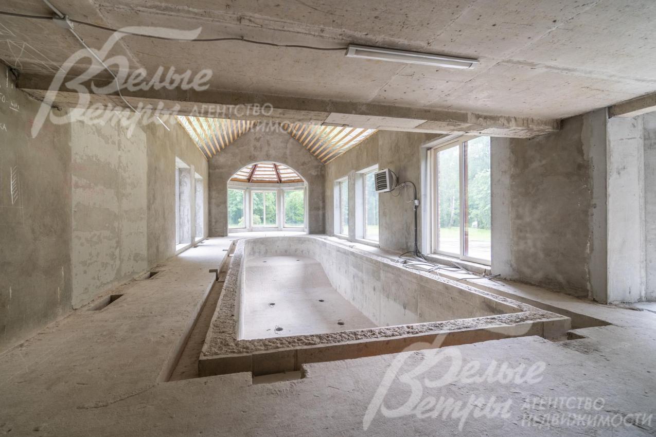 Зона бассейна с панорамным остеклением и выходом в переход, ведущим на террасу 137 кв.м (и к другим террасам вокруг стен дома)