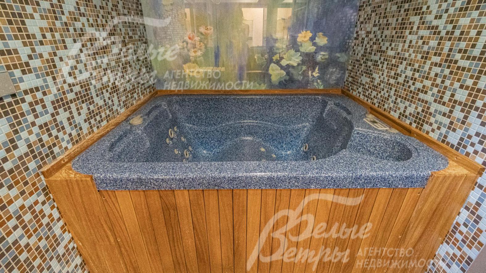 В предбаннике установлена 4-местная ванна с гидромассажем 