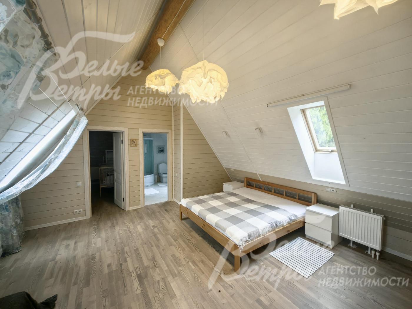 Мастер-спальня 23 кв.м в мансарде со своим санузлом и гардеробной.