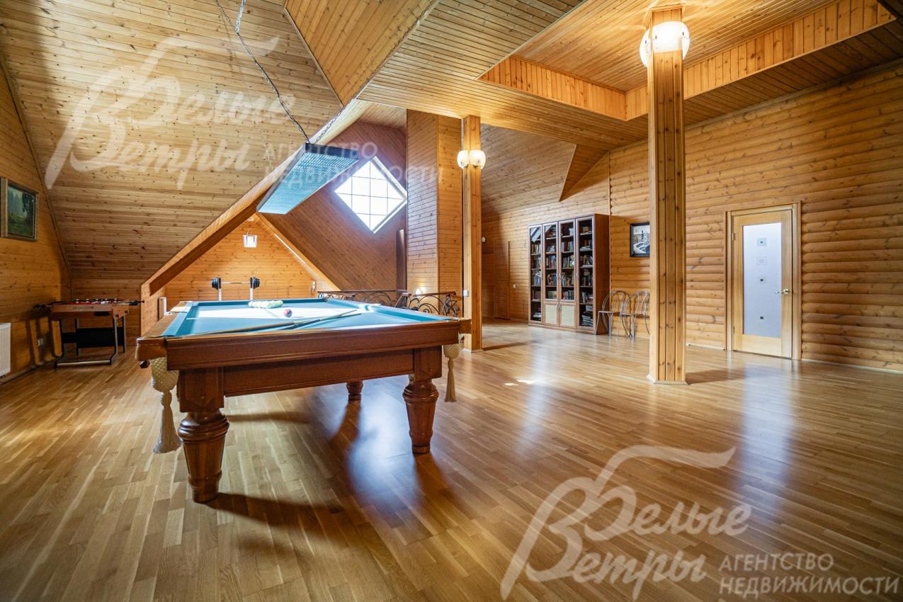 В бильярдной есть библиотека