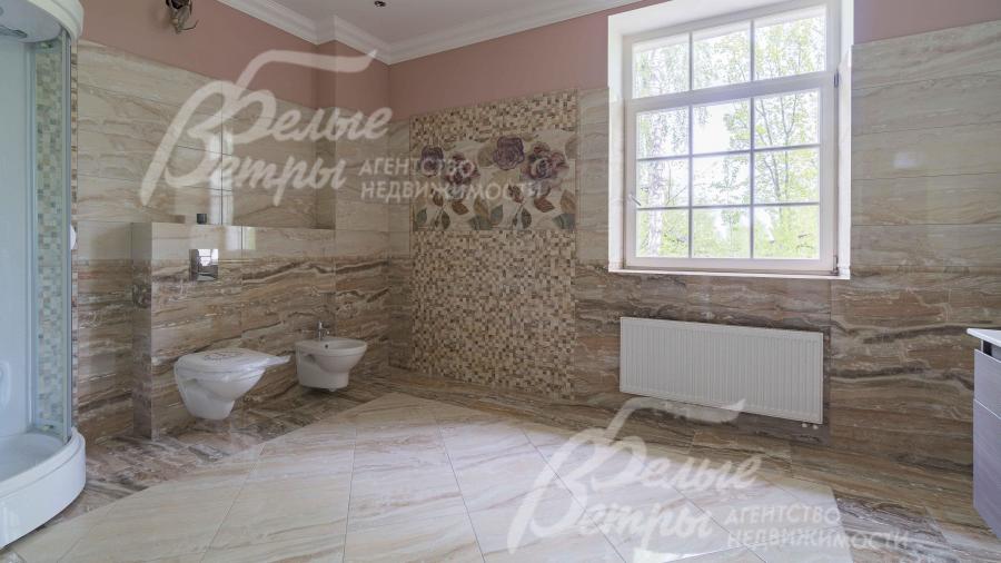 Санузел общий, с душевой кабиной, на втором этаже