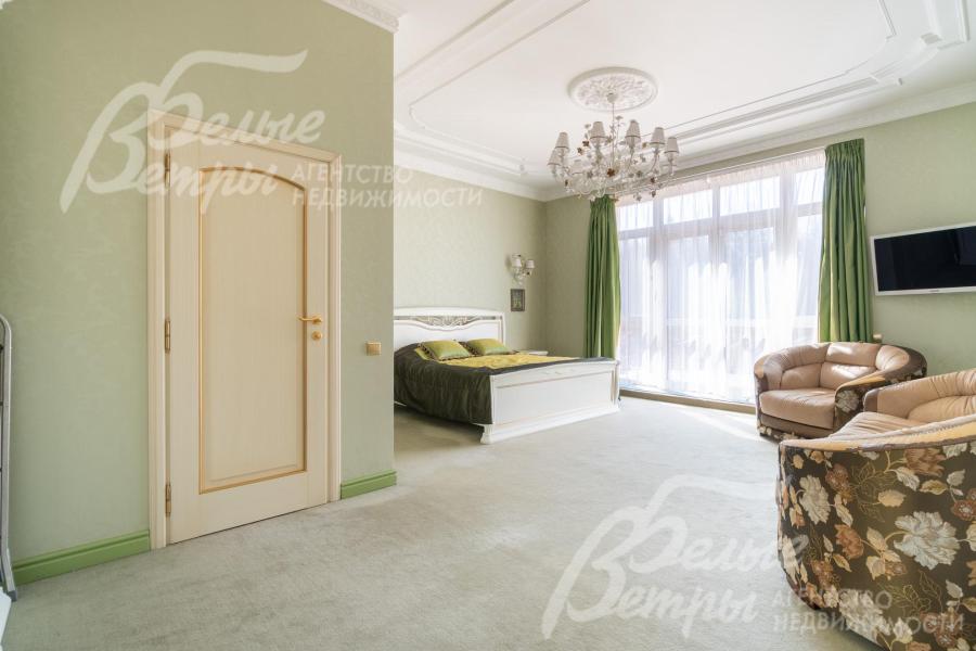 В спальнях поклеены качественные обои, на полу уложен ковролин