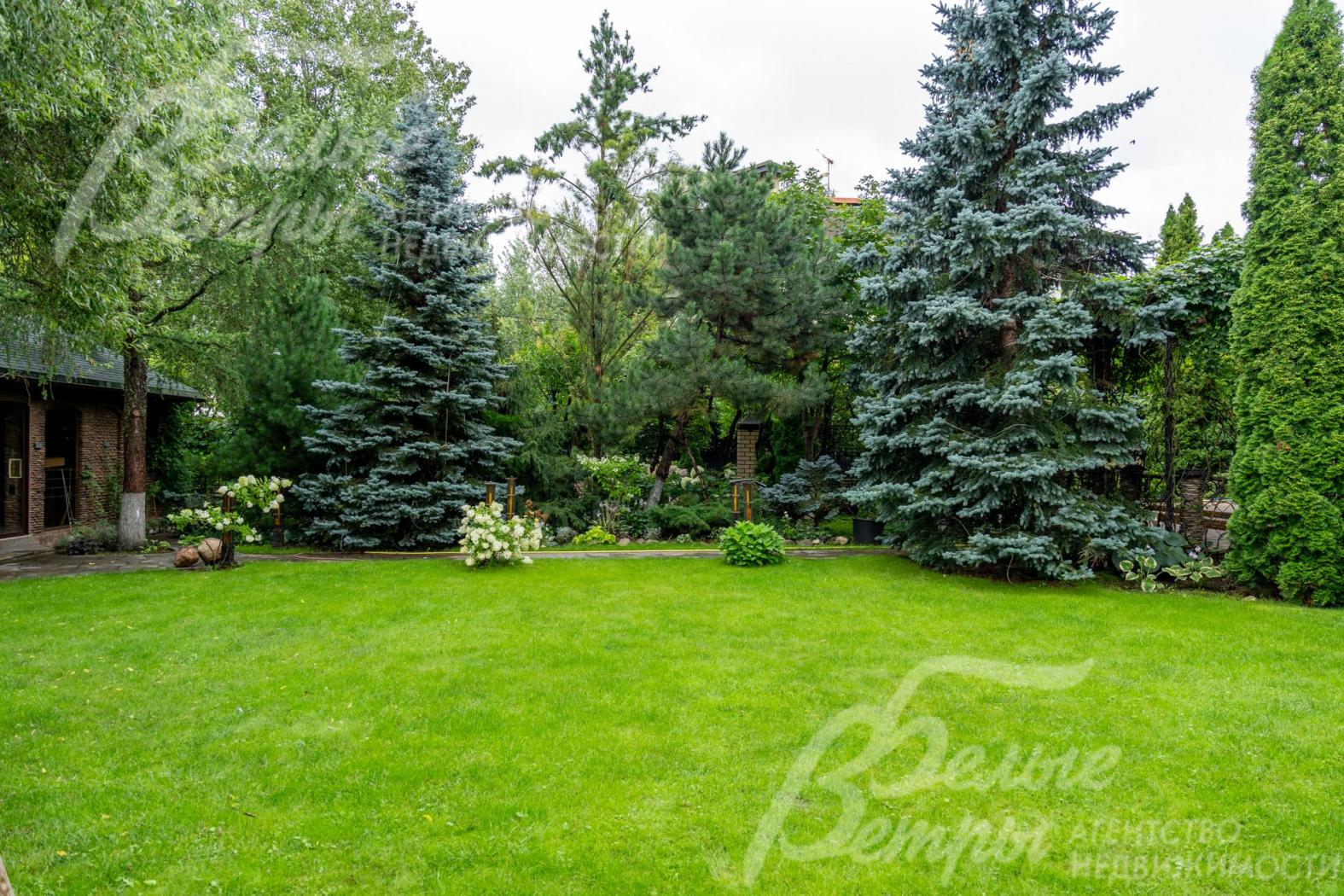 На участке выполнен эффектный дорогостоящий парково-лесной ландшафт