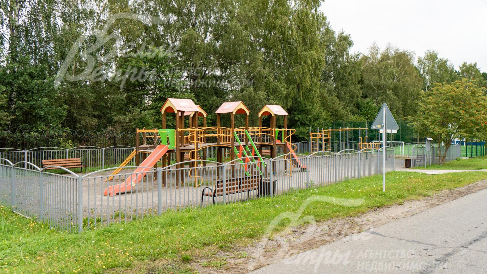 Детская игровая площадка на территории поселка