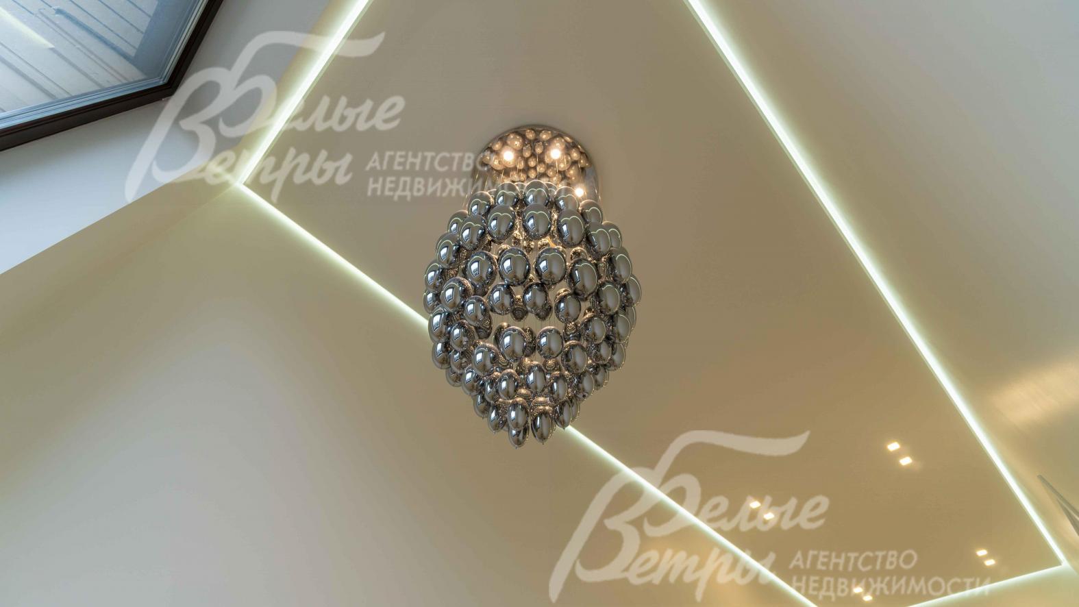 Оригинальная люстра в лестничном пространстве