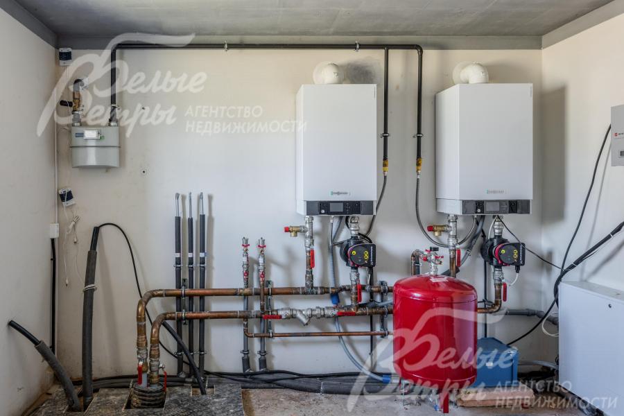 Котельная в гараже оборудованная котлами с подключенным газом
