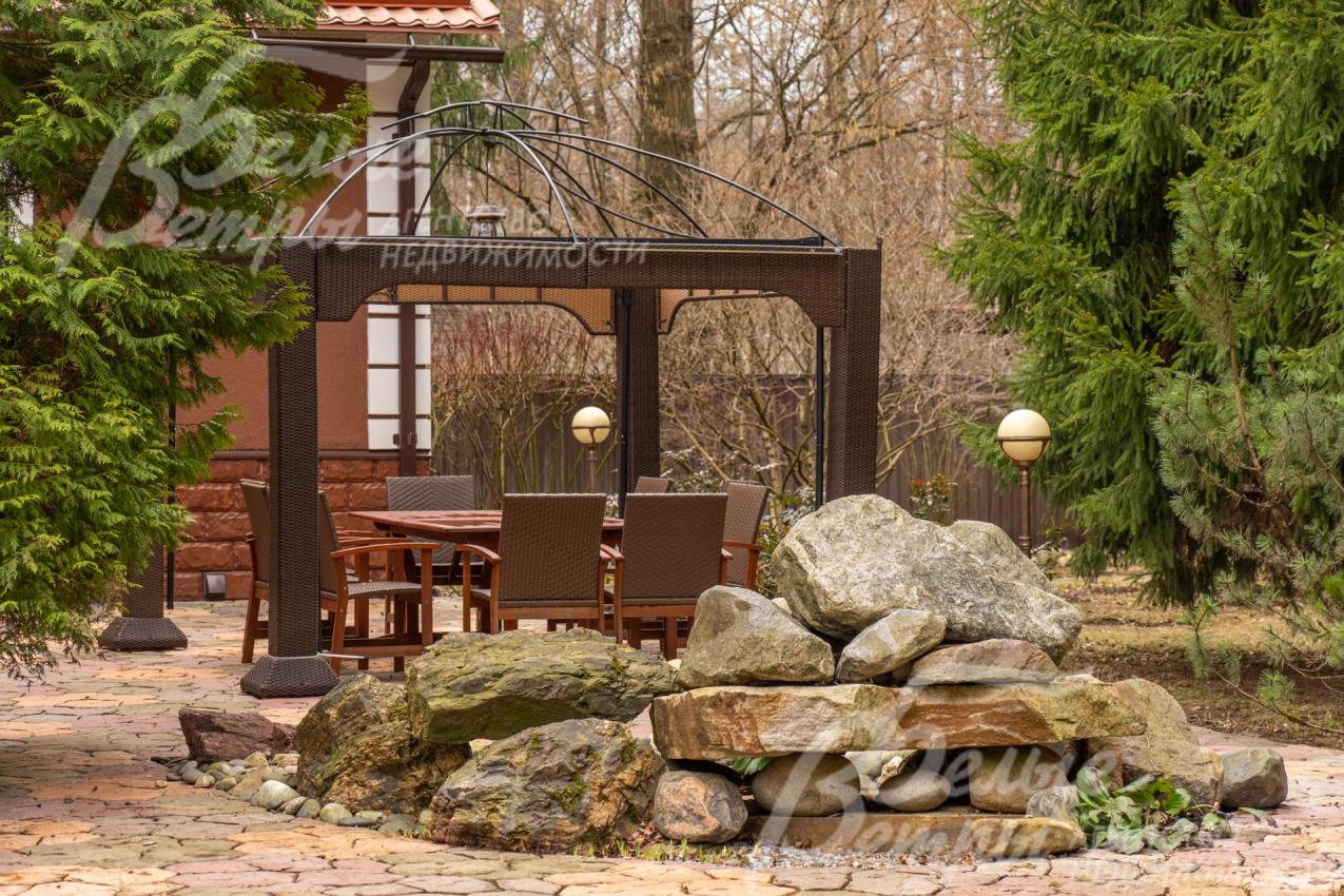 Участок украшает альпийская горка с водопадом