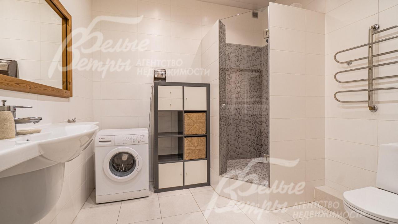 Санузел с душевой на первом этаже