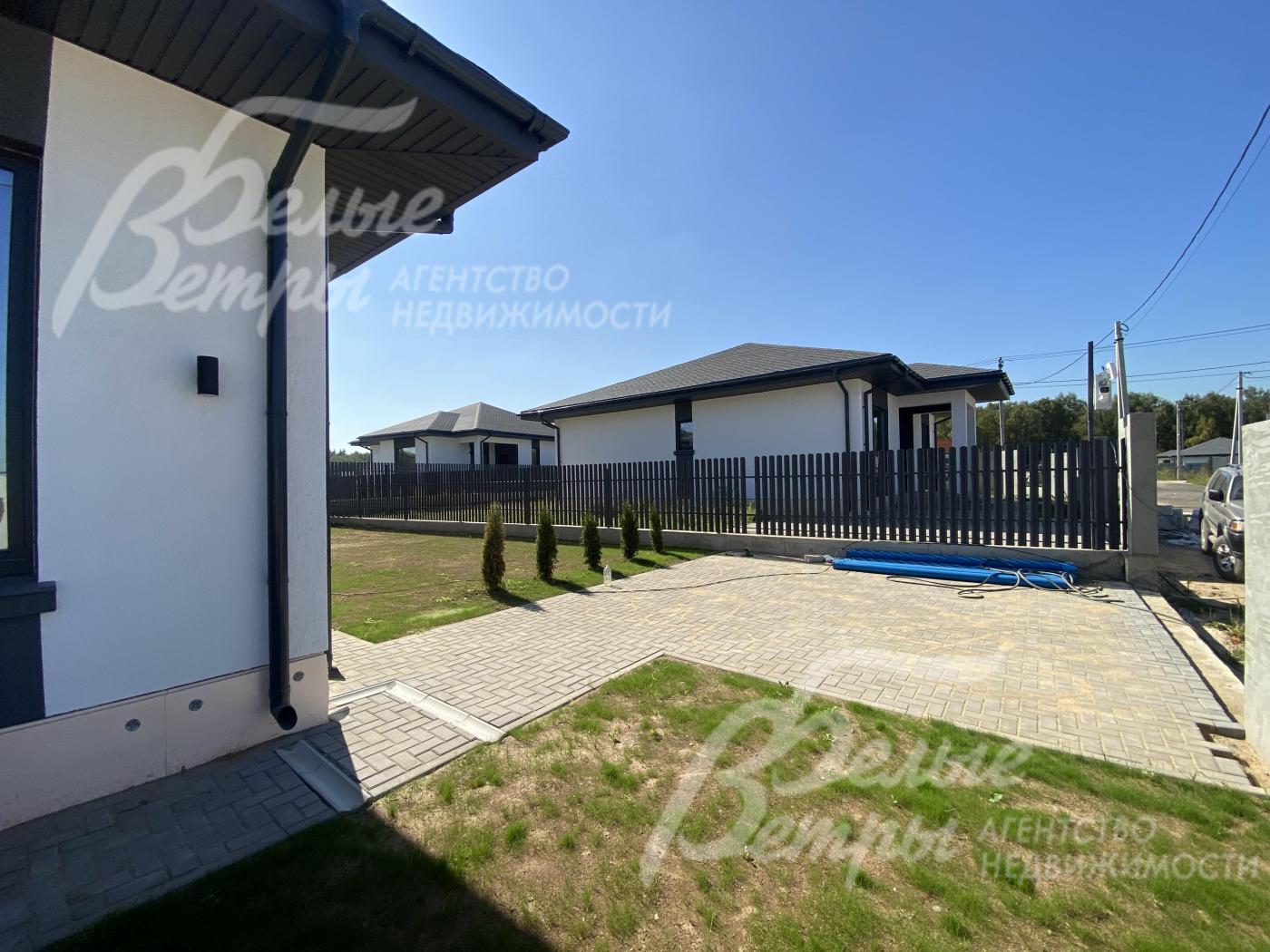 Парковка на 2 авто выложены брусчаткой