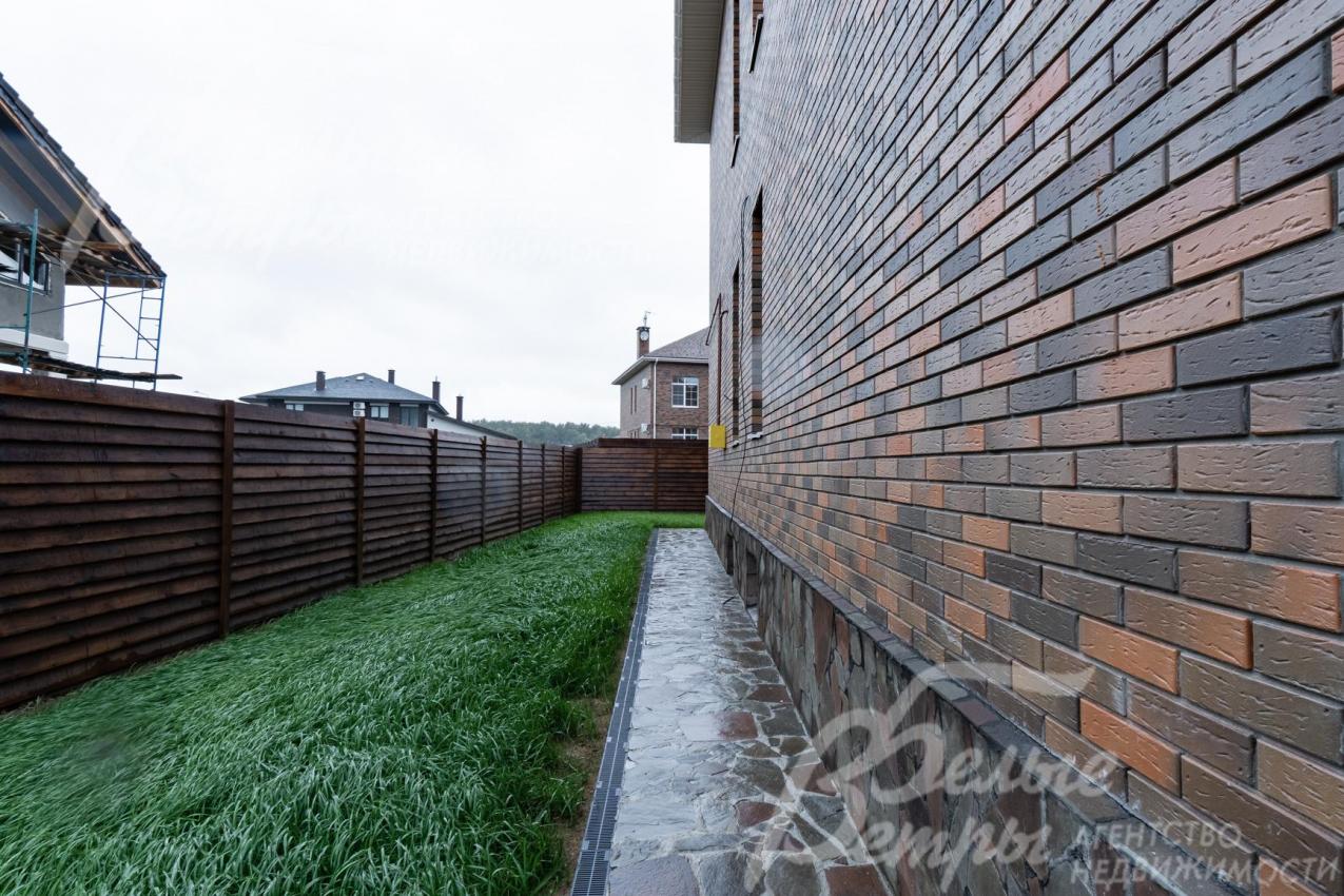 Фасад отделан облицовочным кирпичом