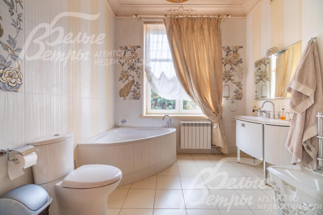 Санузел на первом этаже дома с окном, угловой ванной, биде