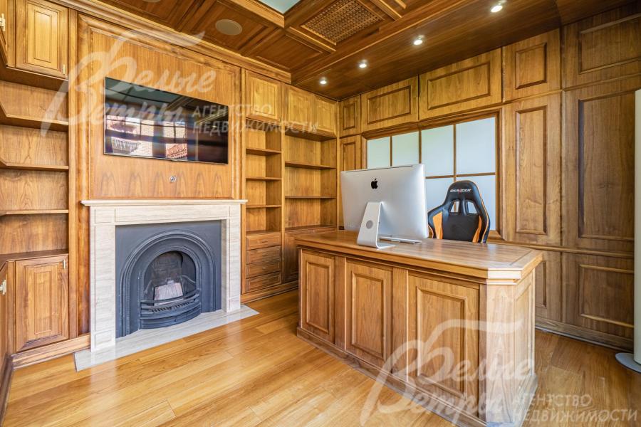 В кабинете установлен английский чугунный камин Stovax 