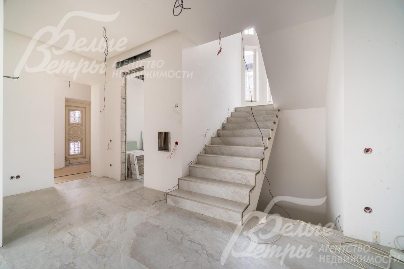 На цокольный и второй этаж ведёт монолитная бетонная лестница