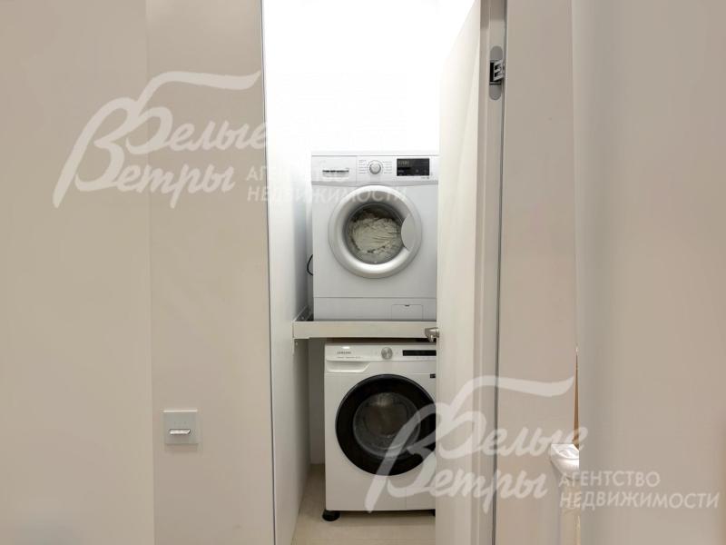 На первом этаже есть постирочная, оборудованная сушильной и стиральной машинами